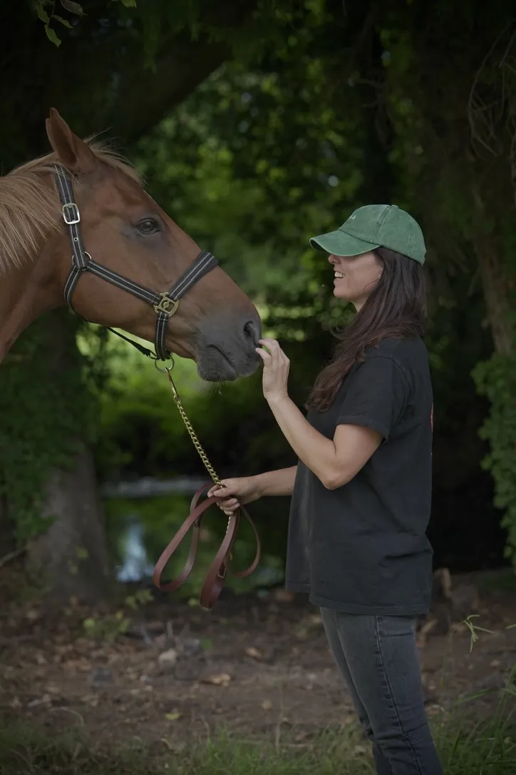 Un moment de complicité avec un cheval