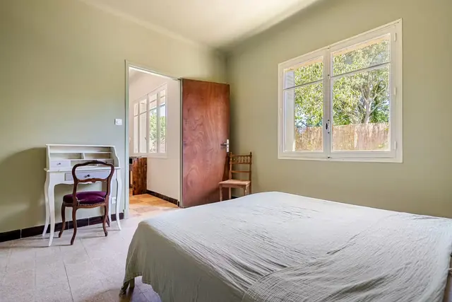 Chambre avec bureau