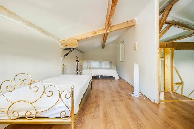 Chambre au lit en fer forgé