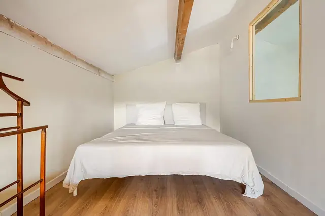 Chambre sous poutres apparentes
