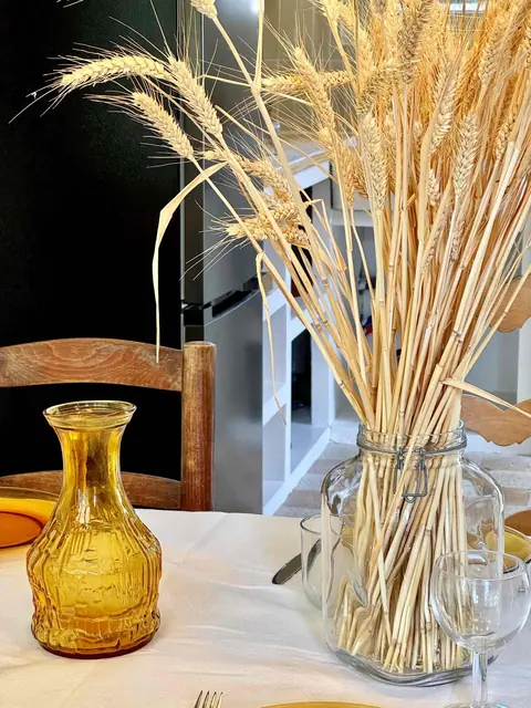 Blés séchés et carafe ambrée sur la table