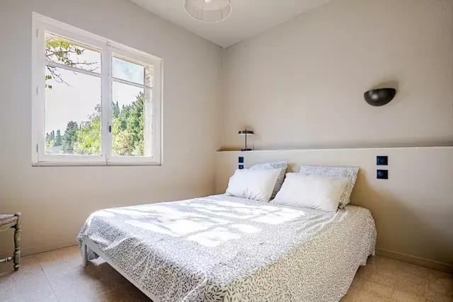 Chambre lit double et applique de chevet