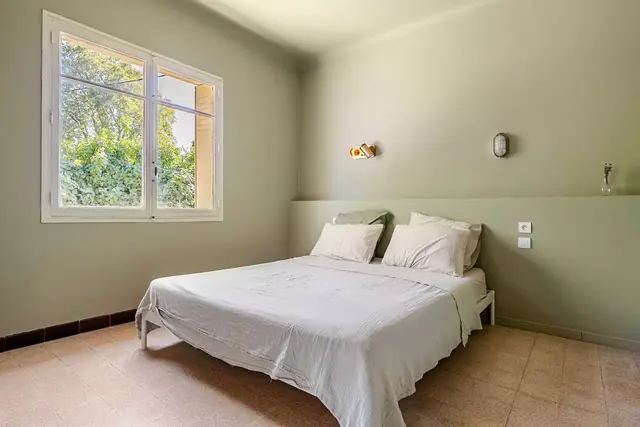 Chambre claire aux deux fenêtres