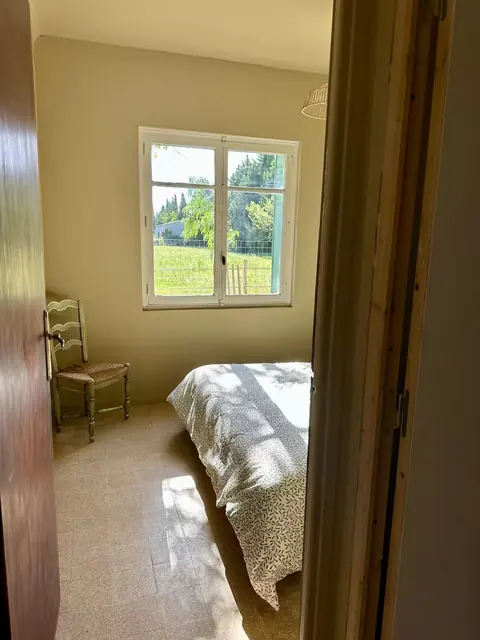 Chambre avec fenêtre sur le jardin