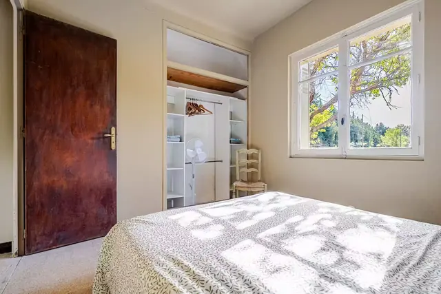 Chambre et sa porte en bois massif