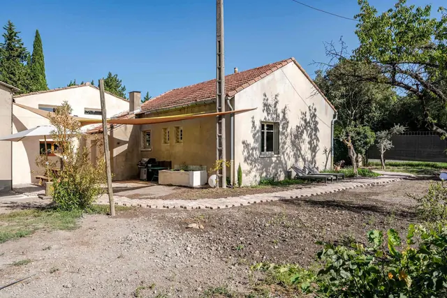 La bâtisse vue du jardin