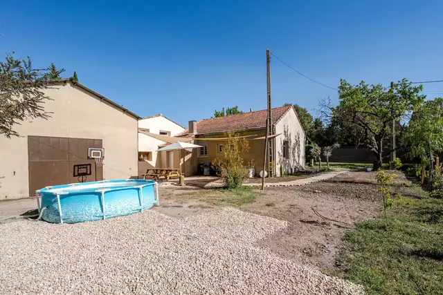 La piscine et la bâtisse vues du jardin