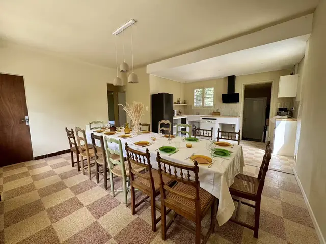 Table dressée dans la salle à manger