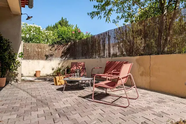 Terrasse abritée à l'ombre des canisses