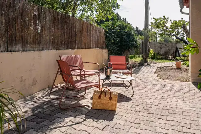 Terrasse pavée et ses fauteuils