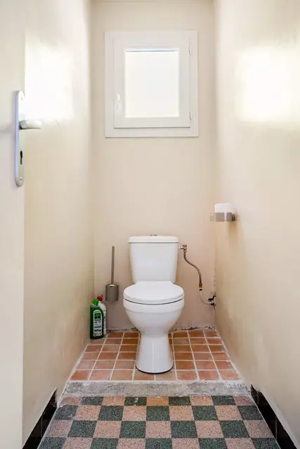 WC carrelés en damier