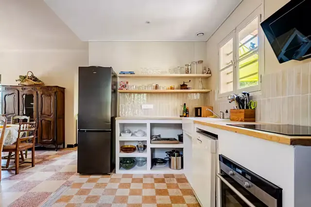 Cuisine équipée au sol de terre cuite