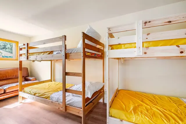 Dortoir et ses lits superposés