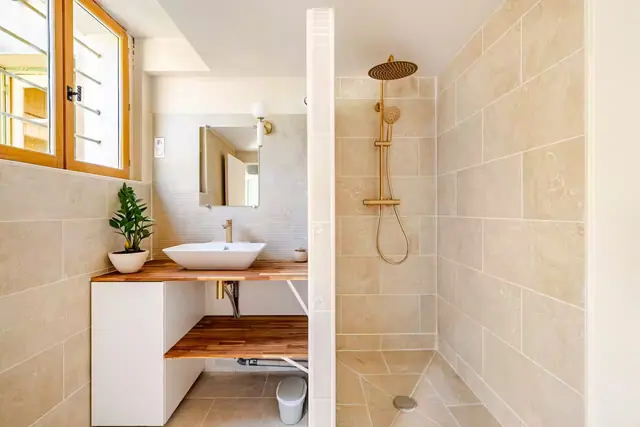 Salle d'eau avec douche à l'italienne