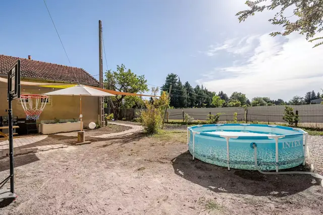 Piscine hors-sol face aux champs