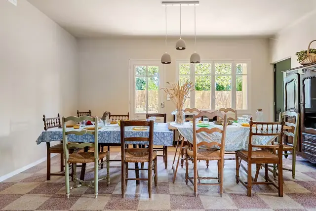 Salle à manger et sa grande table