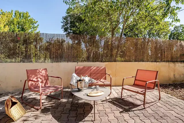 Terrasse pavée et salon de jardin